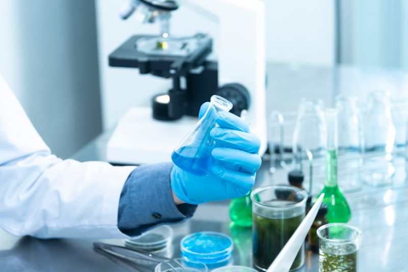 Specialty gas blending and calibration analyser
