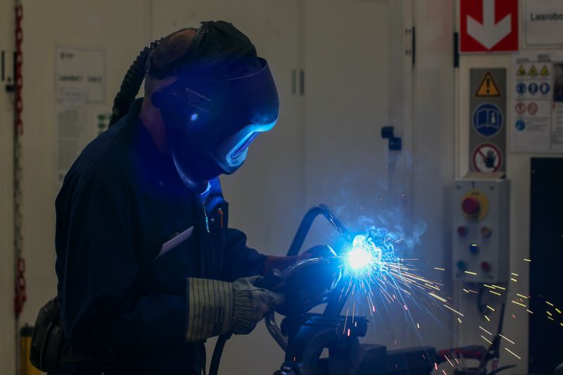 MIG welding with shielding gas mixture